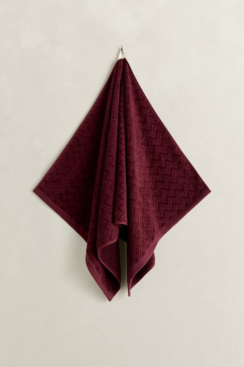 RUČNÍK GANT JACQUARD HERRINGBONE TOWEL 70X140 DARKENED WINE